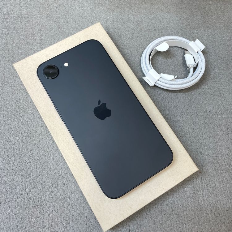 �Хåƥ꡼95% iPhone 16e 128GB �֥�å� Apple�� SIM�ե꡼����̵��