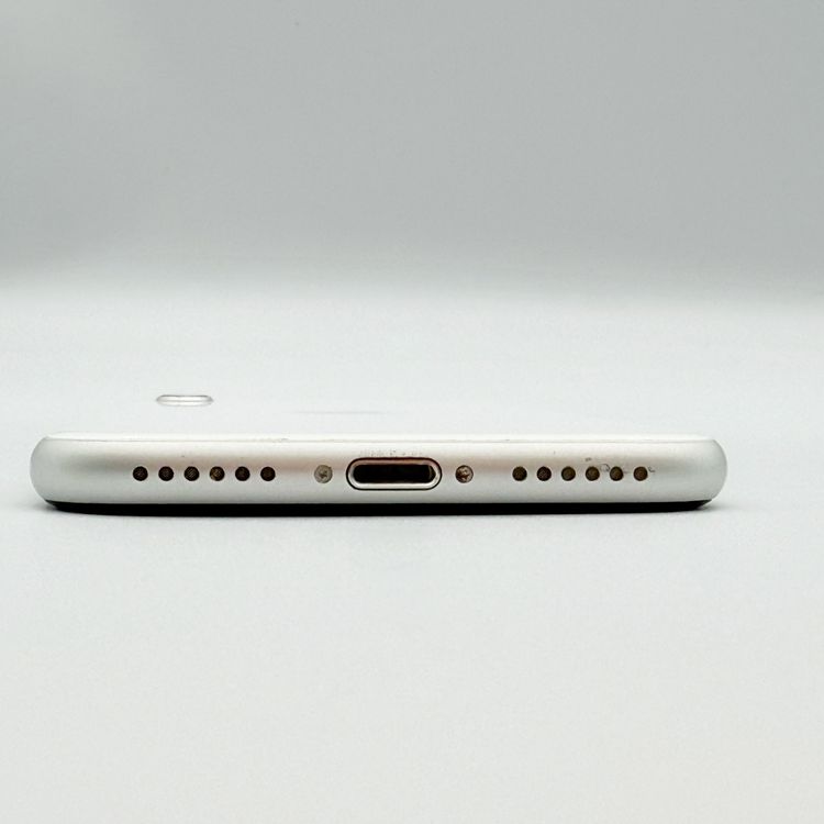 �ڥХåƥ꡼82���iPhone SE ��2���� 64GB docomo