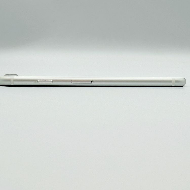 �ڥХåƥ꡼82���iPhone SE ��2���� 64GB docomo