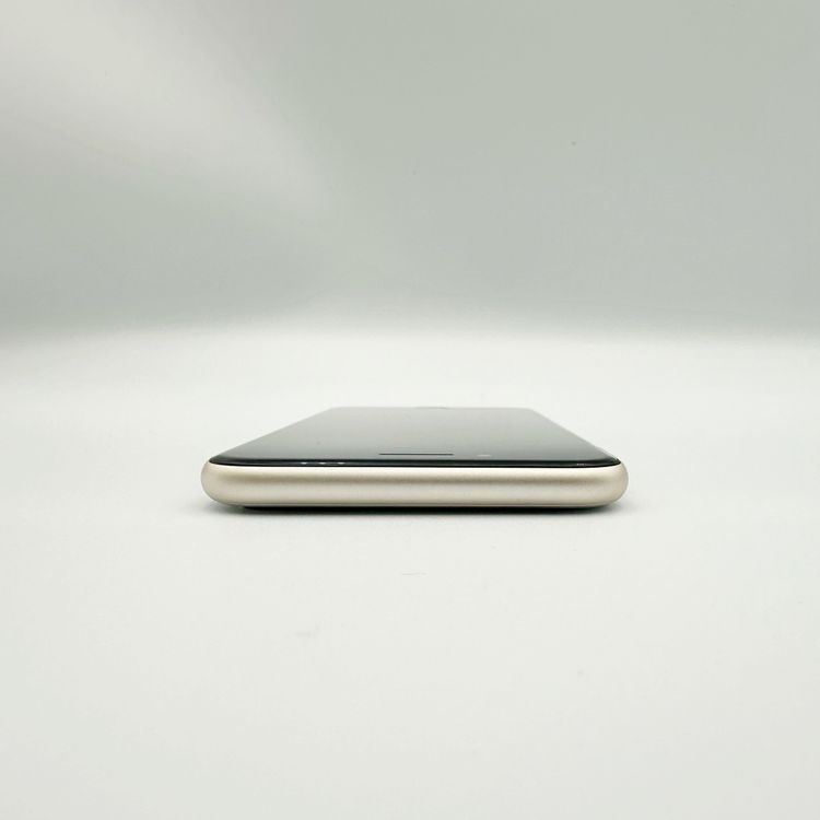 �ڥХåƥ꡼82���iPhone SE ��3���� 64GB �������饤�ȡ�au