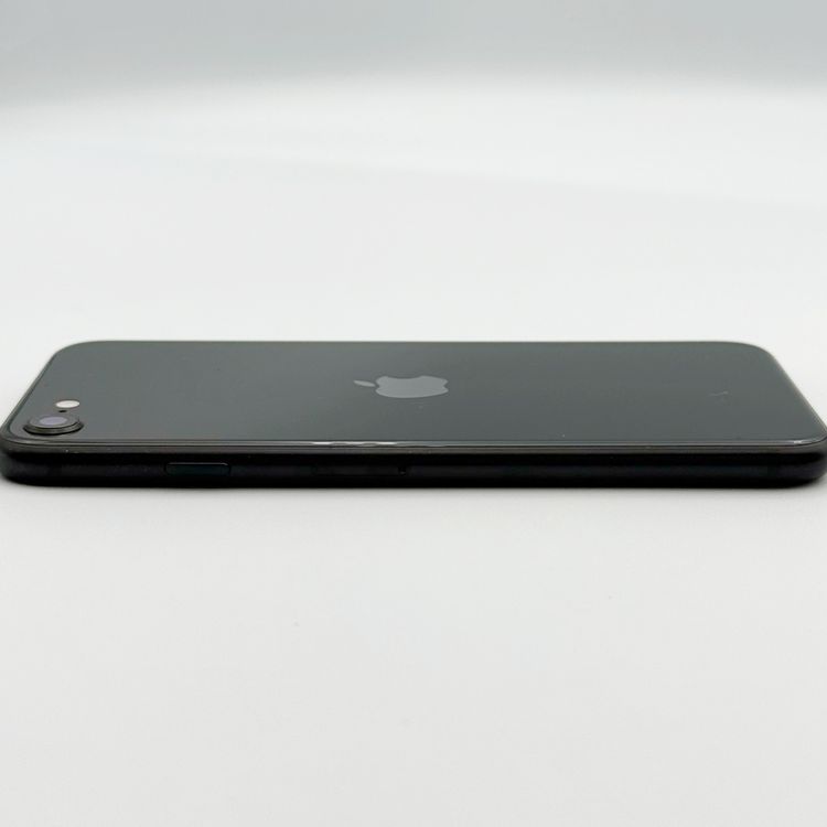 �ڥХåƥ꡼74���iPhone SE (��2����) 64GB Black au