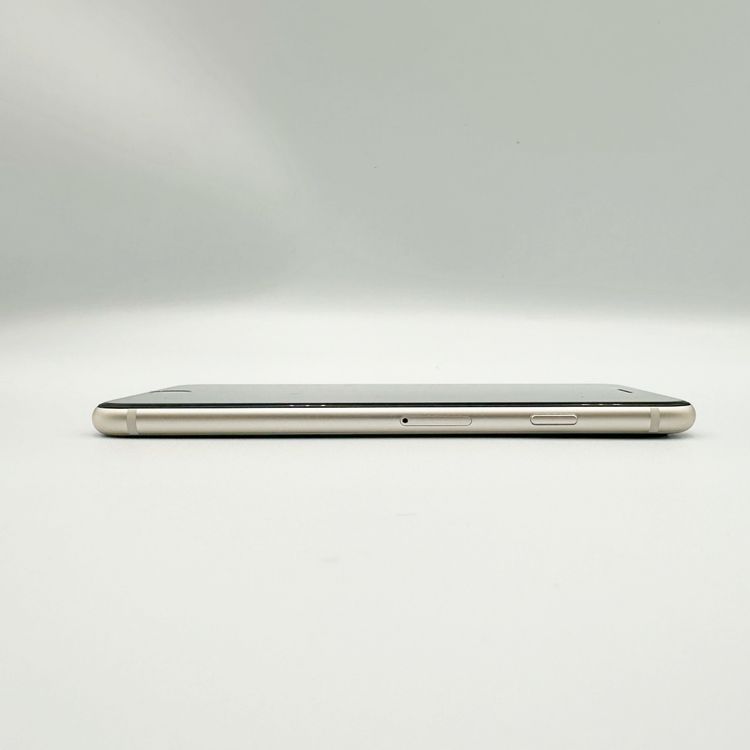 �ڥХåƥ꡼82���iPhone SE ��3���� 64GB �������饤�ȡ�au