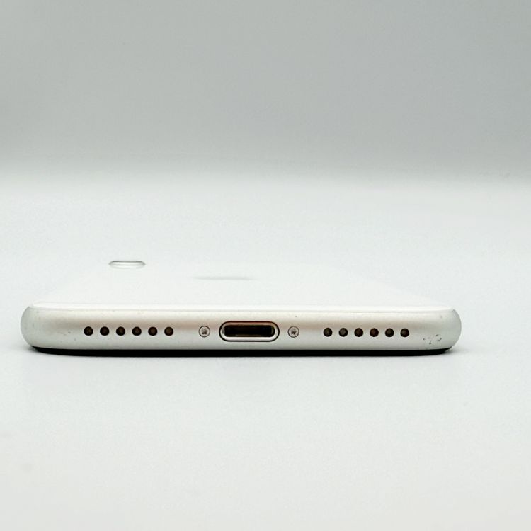 �ڥХåƥ꡼81���iPhone SE ��2���� 64GB �ۥ磻�ȡ�docomo