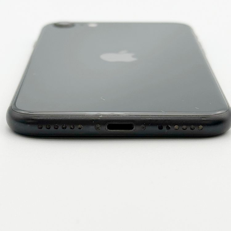 �ڥХåƥ꡼74���iPhone SE (��2����) 64GB Black au