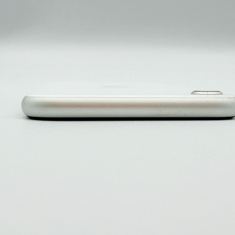 �ڥХåƥ꡼82���iPhone SE ��2���� 64GB docomo
