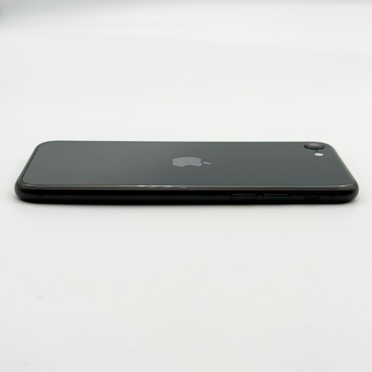�ڥХåƥ꡼74���iPhone SE (��2����) 64GB Black au