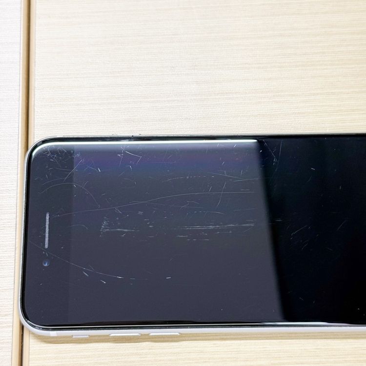 �ڥХåƥ꡼82���iPhone SE (��2����) 64GB White docomo