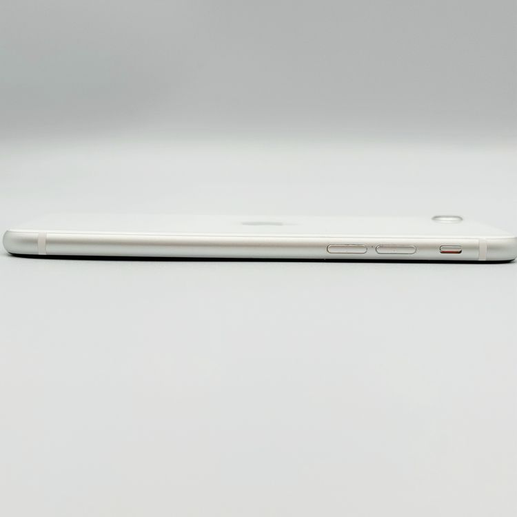 �ڥХåƥ꡼82���iPhone SE ��2���� 64GB docomo