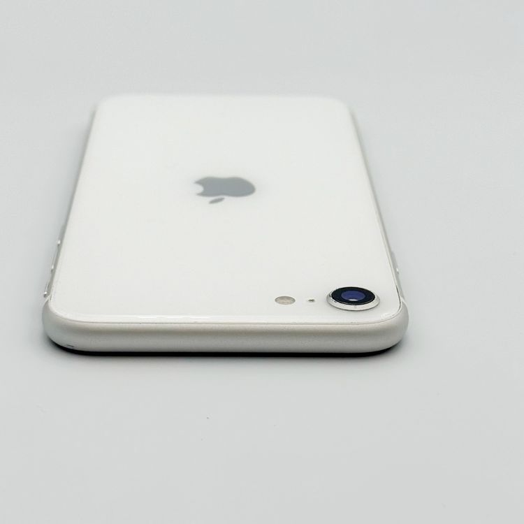 �ڥХåƥ꡼82���iPhone SE (��2����) 64GB White docomo
