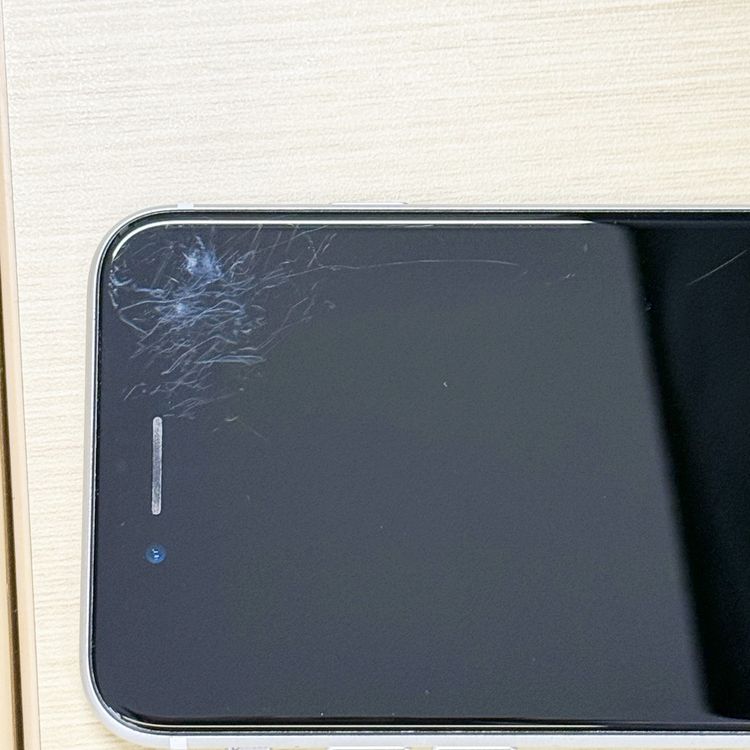 �ڥХåƥ꡼77���iPhone SE (��2����)��128GB	White��docomo