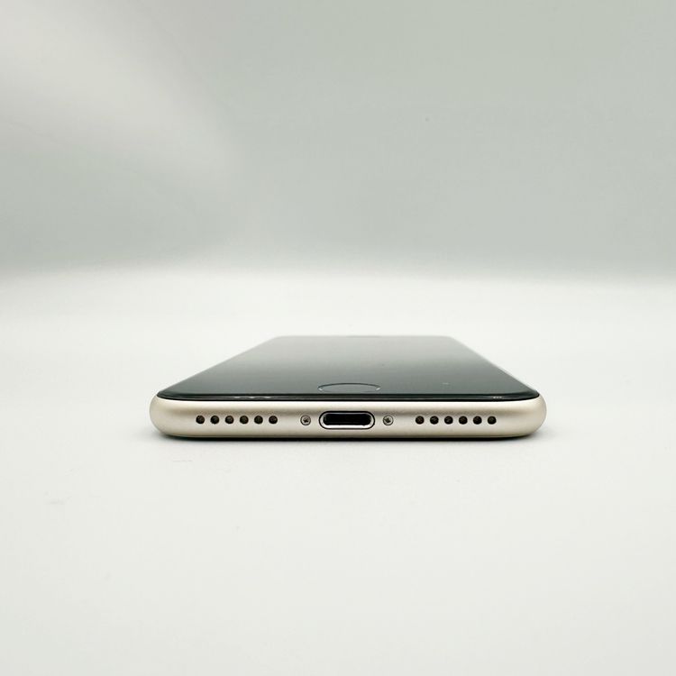 �ڥХåƥ꡼82���iPhone SE ��3���� 64GB �������饤�ȡ�au
