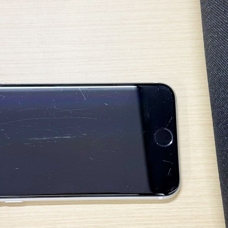 �ڥХåƥ꡼82���iPhone SE (��2����) 64GB White docomo
