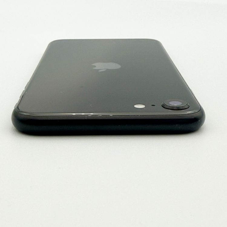 �ڥХåƥ꡼74���iPhone SE (��2����) 64GB Black au