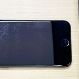 �ڥХåƥ꡼74���iPhone SE (��2����) 64GB Black au