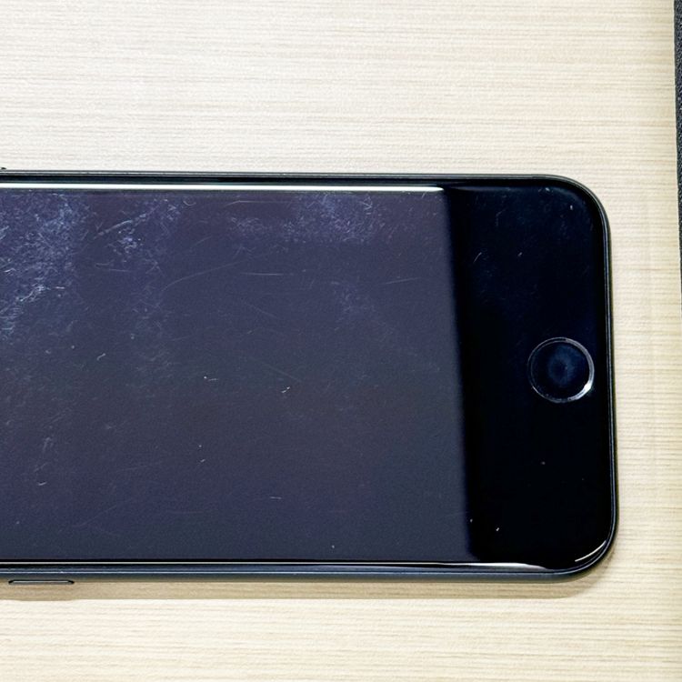 �ڥХåƥ꡼74���iPhone SE (��2����) 64GB Black au