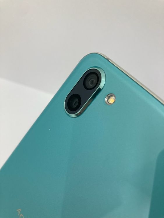 AQUOS��R2