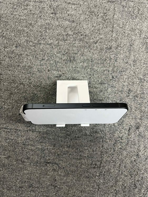 ���� ���� iPhone 16e �֥�å� 128GB