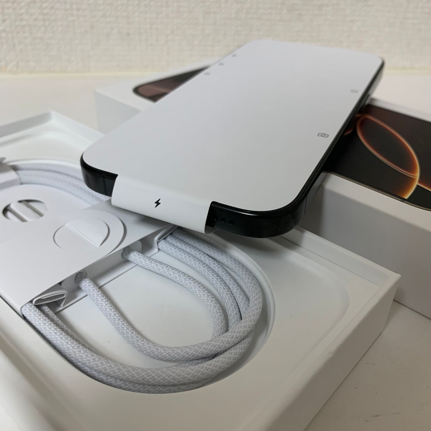 ムスビー｜【新品、未使用】iPhone 16Pro 256GB ブラック Apple