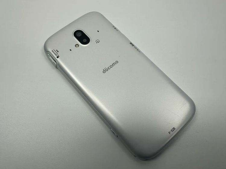 NTT docomo �餯�餯���ޡ��ȥե��� F-52B �ۥ磻��