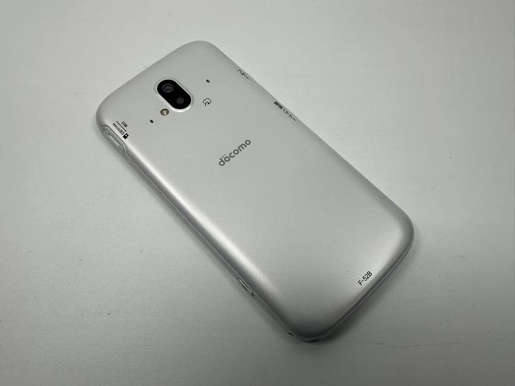 NTT docomo �餯�餯���ޡ��ȥե��� F-52B �ۥ磻��