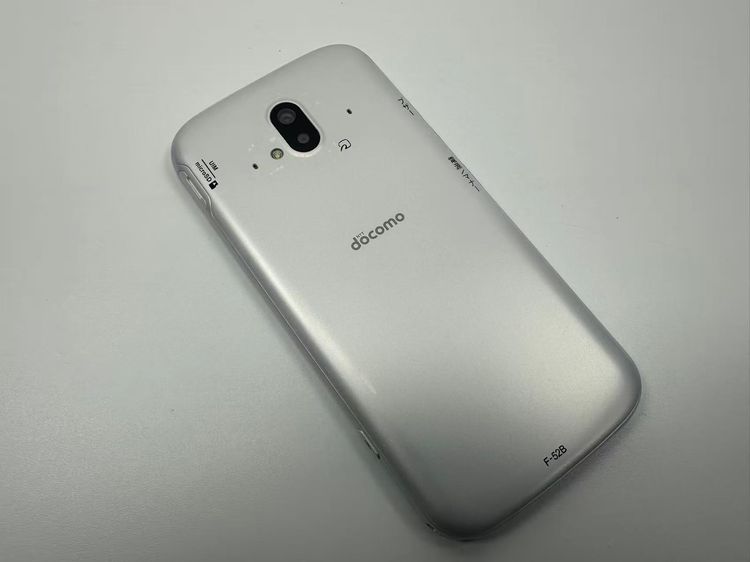 NTT docomo �餯�餯���ޡ��ȥե��� F-52B �ۥ磻��