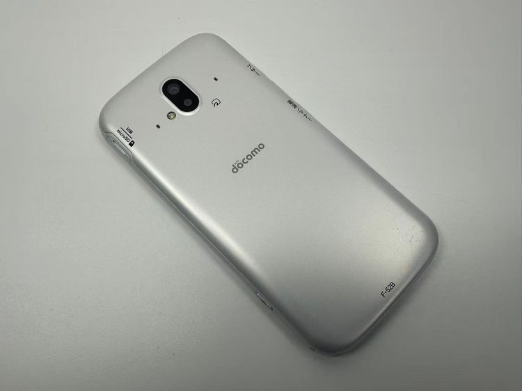 NTT docomo �餯�餯���ޡ��ȥե��� F-52B �ۥ磻��