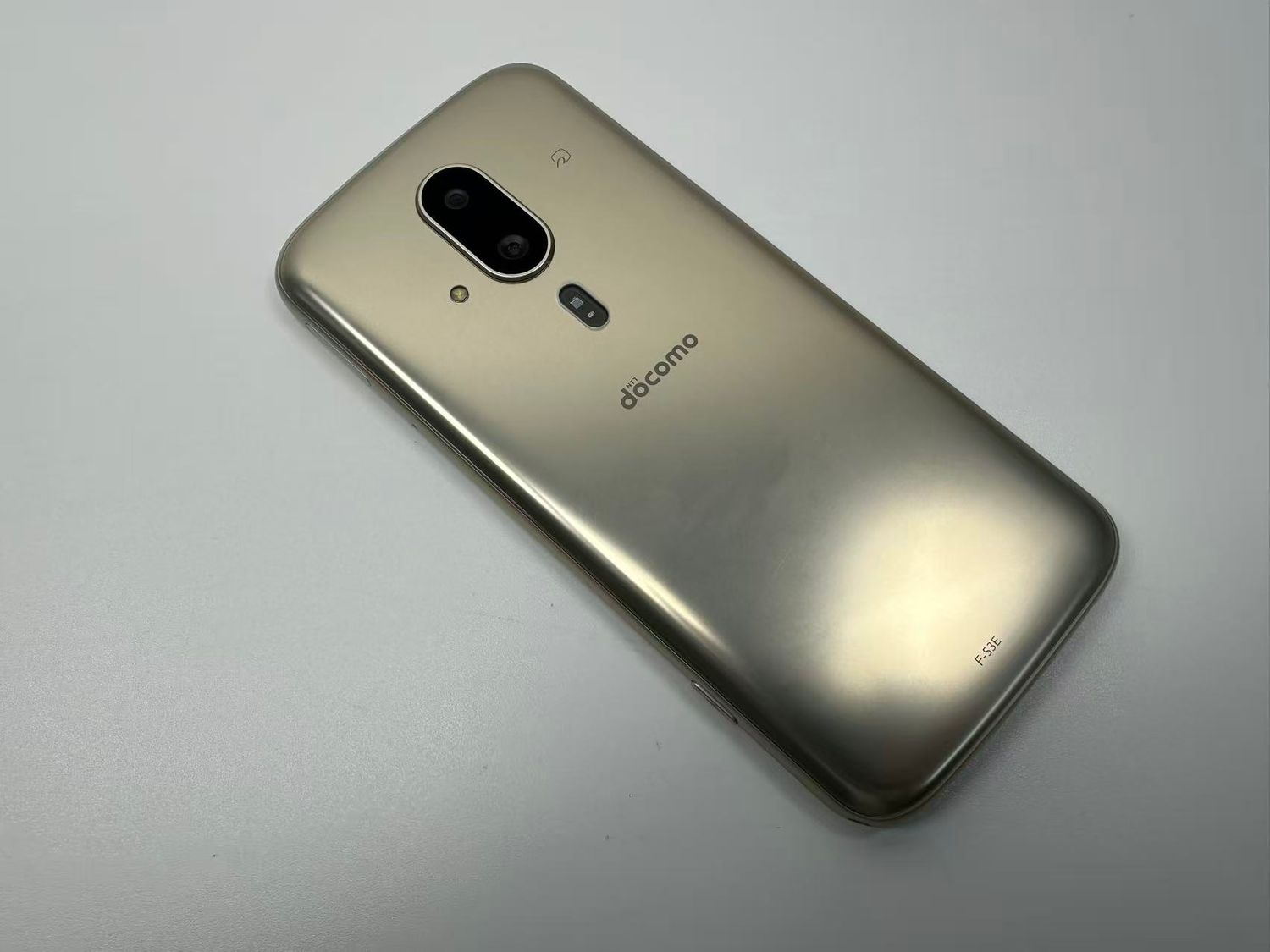 ムスビー｜極美品 NTT docomo らくらくスマートフォン F-53E ゴールド 