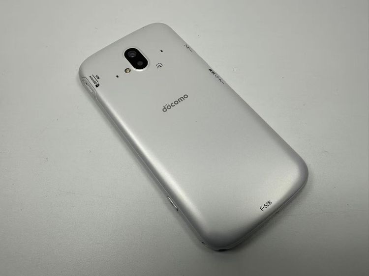 NTT docomo �餯�餯���ޡ��ȥե��� F-52B �ۥ磻��