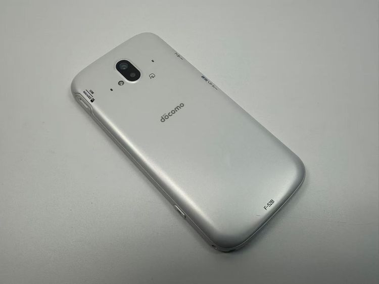 NTT docomo �餯�餯���ޡ��ȥե��� F-52B �ۥ磻��