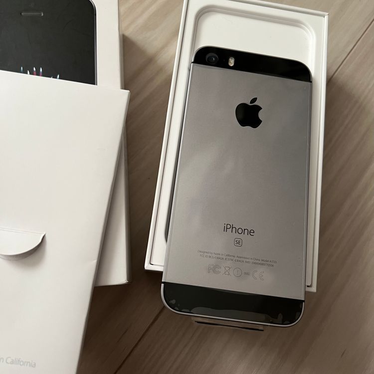 iPhone SE ������� 32GB ���ڡ������졼 ̤������