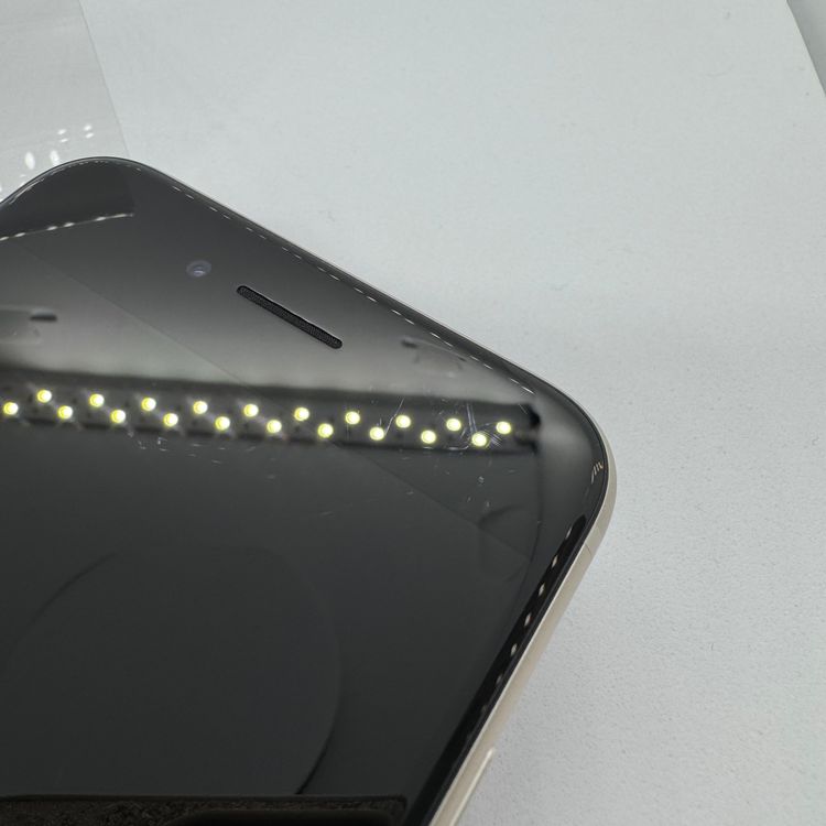 �ڥХåƥ꡼100���iPhoneSE ��3���� 64GB