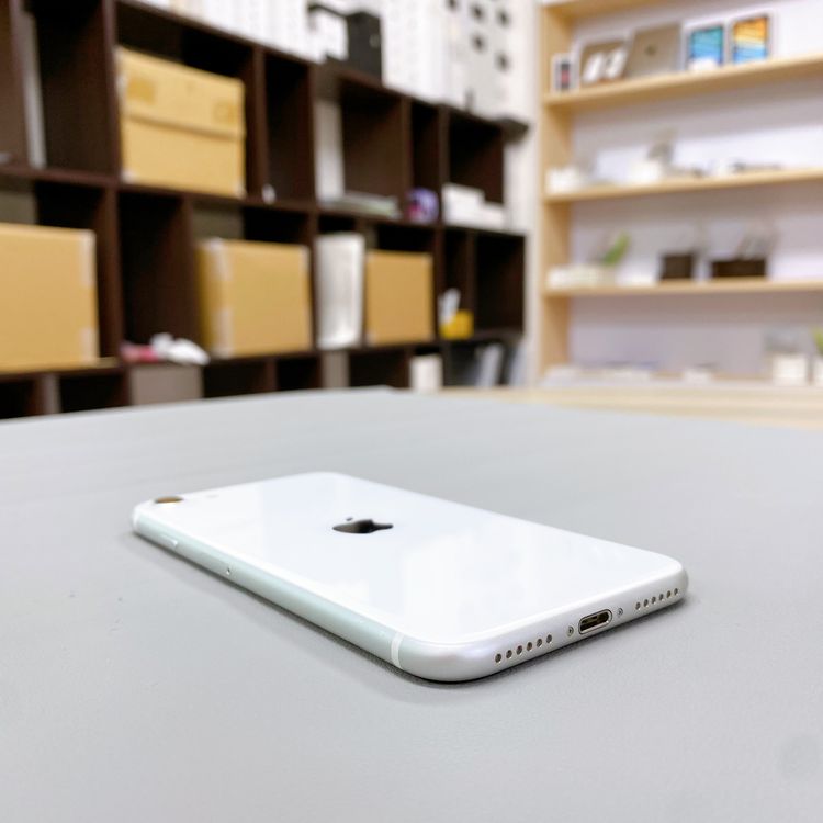 iPhone SE ��2���� 64GB �ۥ磻�� �Хåƥ꡼ 82% ������ SIM�ե꡼