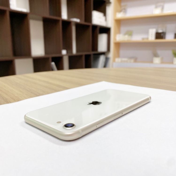 iPhone SE ��3���� 64GB �������饤�� �Хåƥ꡼ 100% ������ SIM�ե꡼