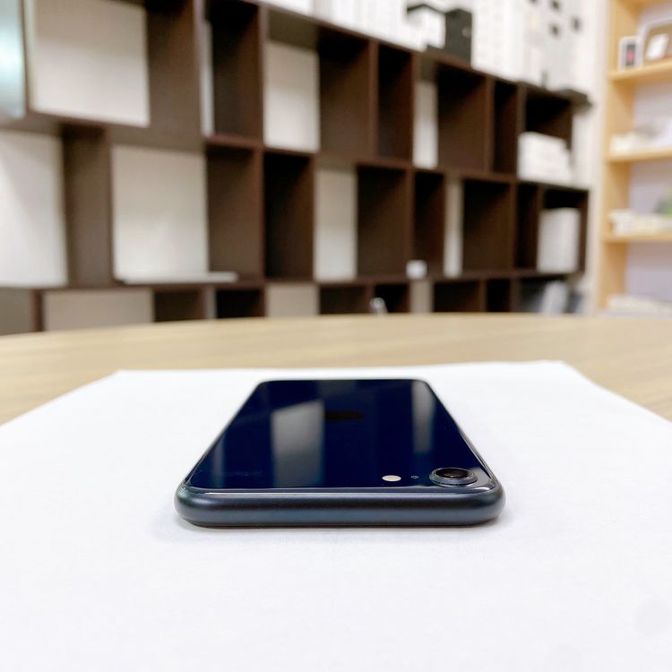 iPhone SE ��3���� 64GB �ߥåɥʥ��� �Хåƥ꡼ 100% ������ SIM�ե꡼
