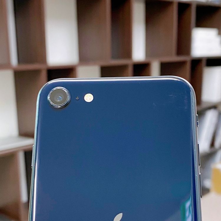 iPhone SE ��3���� 64GB �ߥåɥʥ��� �Хåƥ꡼ 93% ������ SIM�ե꡼