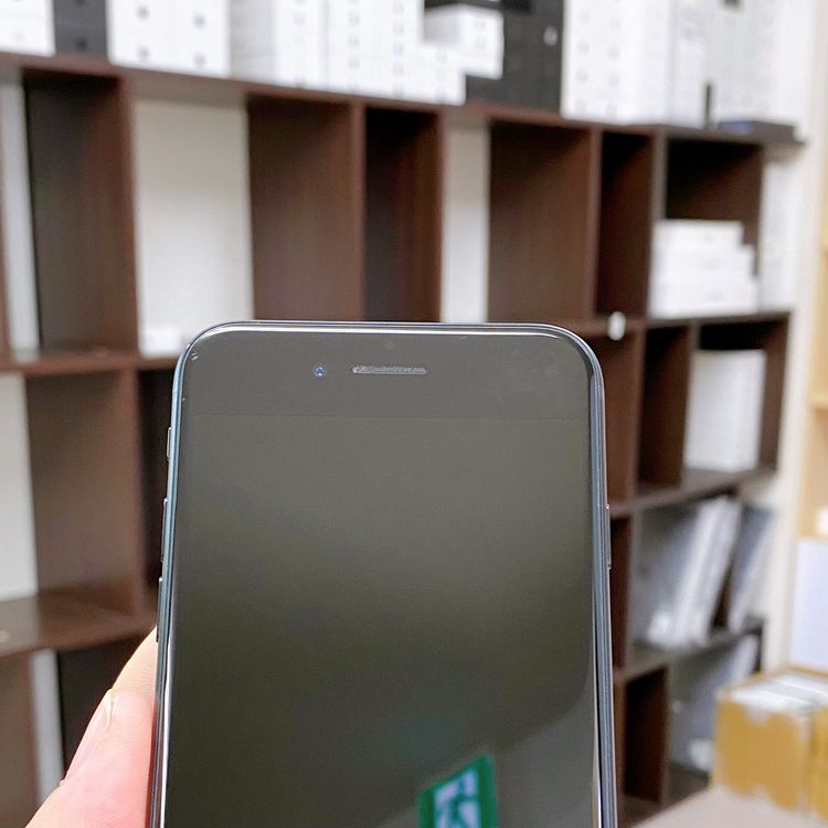 iPhone SE ��3���� 64GB �ߥåɥʥ��� �Хåƥ꡼ 94% ������ SIM�ե꡼
