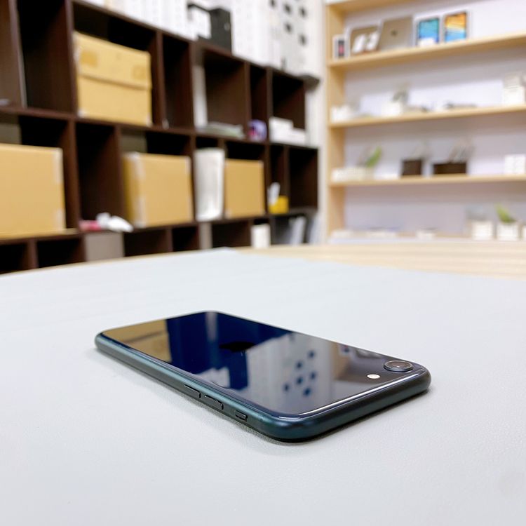 iPhone SE ��3���� 64GB �ߥåɥʥ��� �Хåƥ꡼ 86% ������ SIM�ե꡼