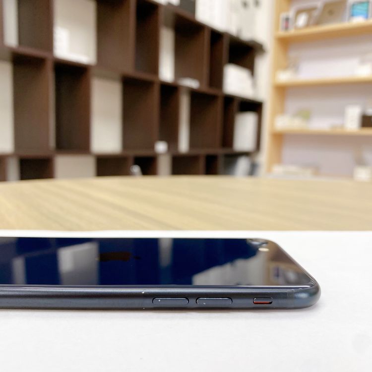 iPhone SE ��3���� 64GB �ߥåɥʥ��� �Хåƥ꡼ 72% ������ SIM�ե꡼