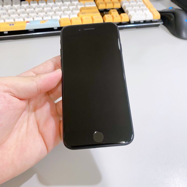iPhone SE ��3���� 64GB �ߥåɥʥ��� �Хåƥ꡼ 99% ������ SIM�ե꡼