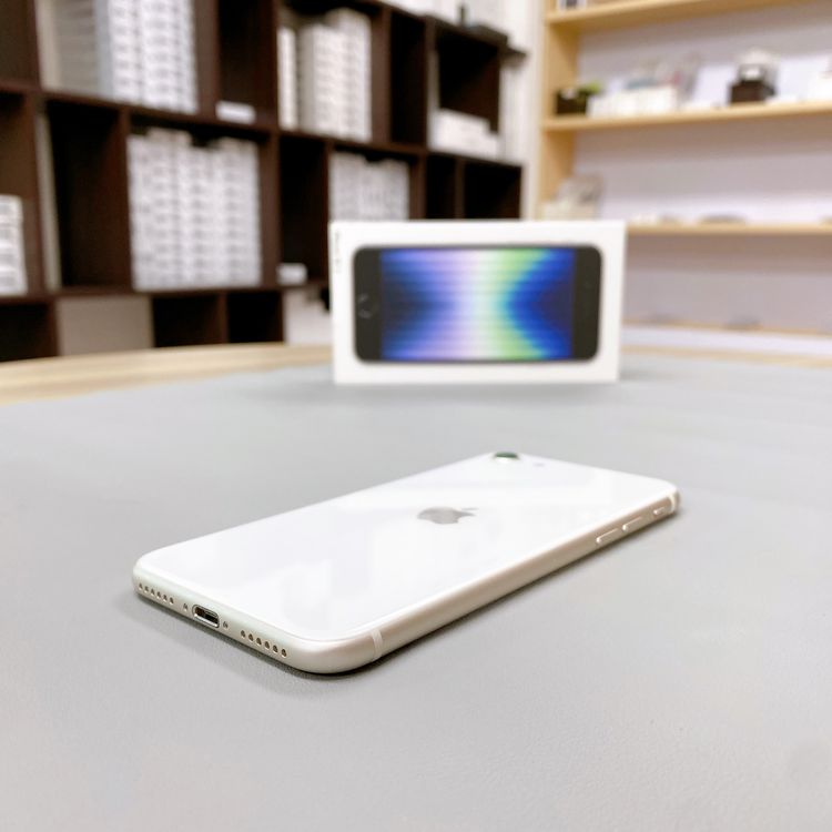 iPhone SE ��3���� 64GB �������饤�� �Хåƥ꡼ 87% ������ SIM�ե꡼