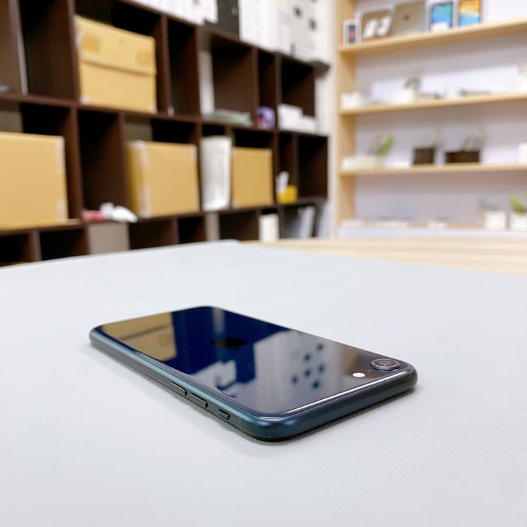 iPhone SE ��3���� 64GB �ߥåɥʥ��� �Хåƥ꡼ 93% ������ SIM�ե꡼