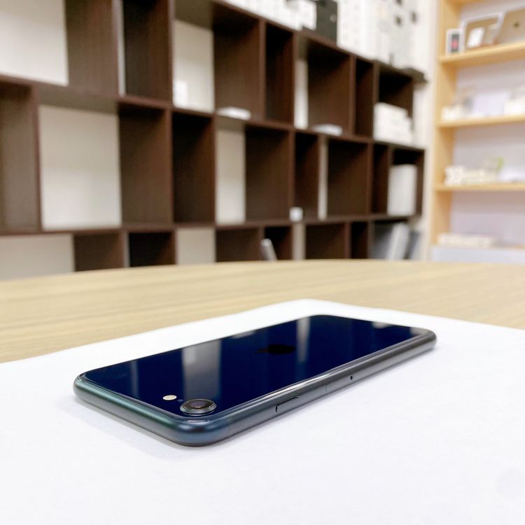 iPhone SE ��3���� 64GB �ߥåɥʥ��� �Хåƥ꡼ 91% ������ SIM�ե꡼