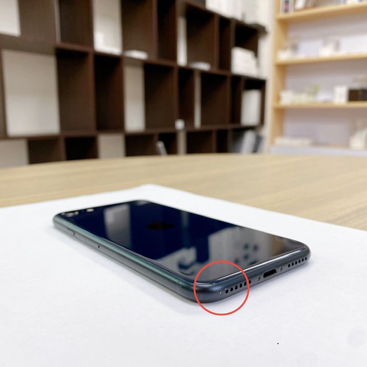 iPhone SE ��3���� 64GB �ߥåɥʥ��� �Хåƥ꡼ 99% ������ SIM�ե꡼