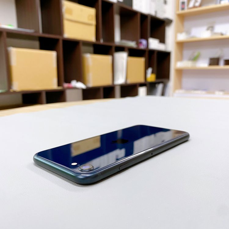 iPhone SE ��3���� 64GB �ߥåɥʥ��� �Хåƥ꡼ 91% ������ SIM�ե꡼