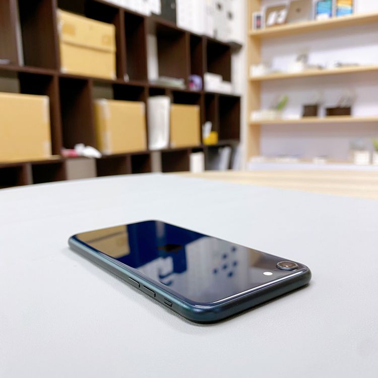 iPhone SE ��3���� 64GB �ߥåɥʥ��� �Хåƥ꡼ 91% ������ SIM�ե꡼