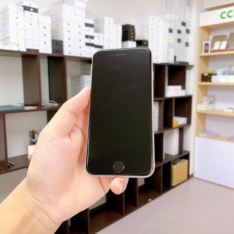 iPhone SE ��3���� 64GB �������饤�� �Хåƥ꡼ 87% ������ SIM�ե꡼