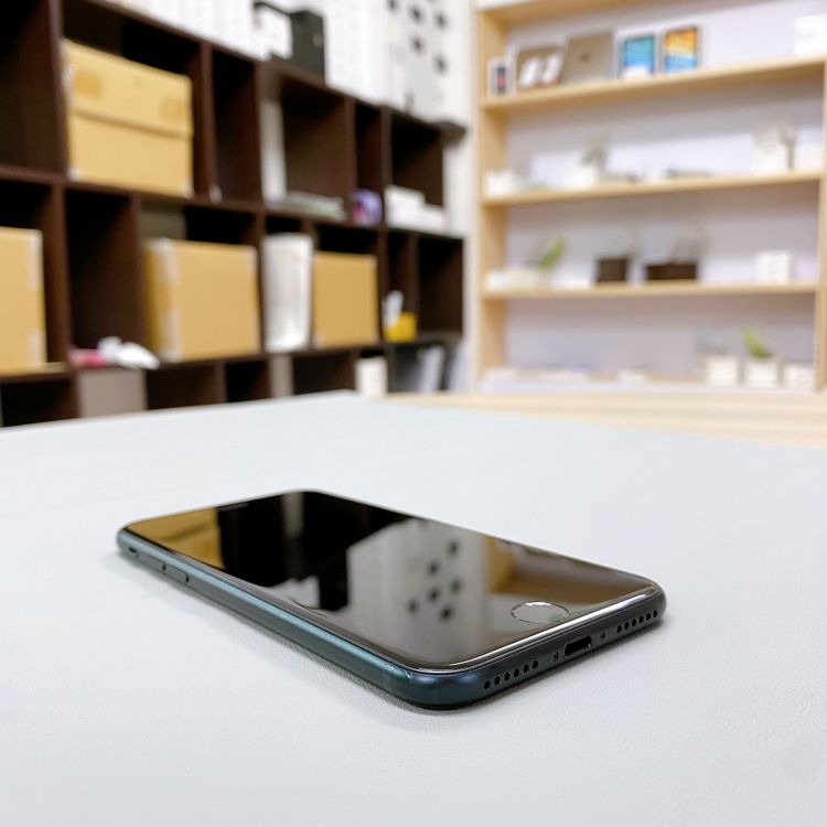 iPhone SE ��3���� 64GB �ߥåɥʥ��� �Хåƥ꡼ 86% ������ SIM�ե꡼