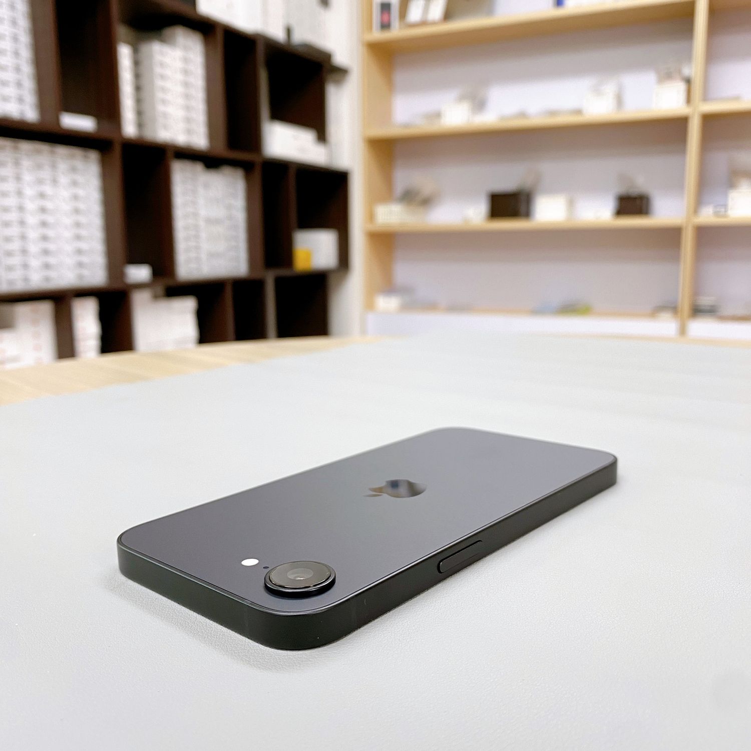 ムスビー｜iPhone 16E 128GB ブラック バッテリー 100% 国内版 SIM