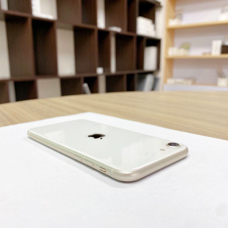 iPhone SE ��3���� 64GB �������饤�� �Хåƥ꡼ 100% ������ SIM�ե꡼