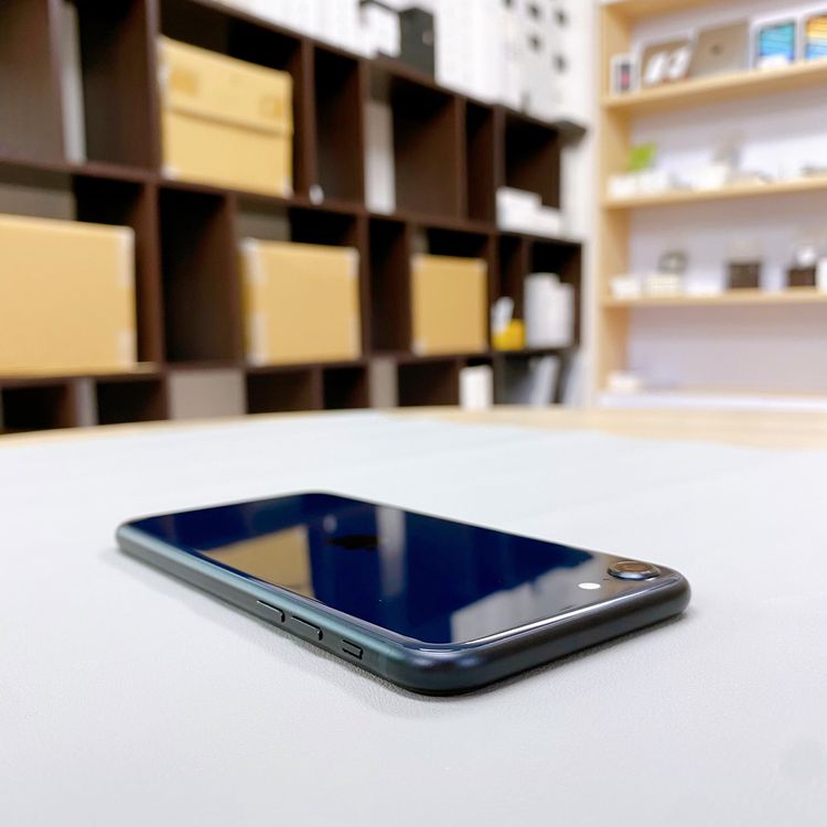 iPhone SE ��3���� 64GB �ߥåɥʥ��� �Хåƥ꡼ 99% ������ SIM�ե꡼